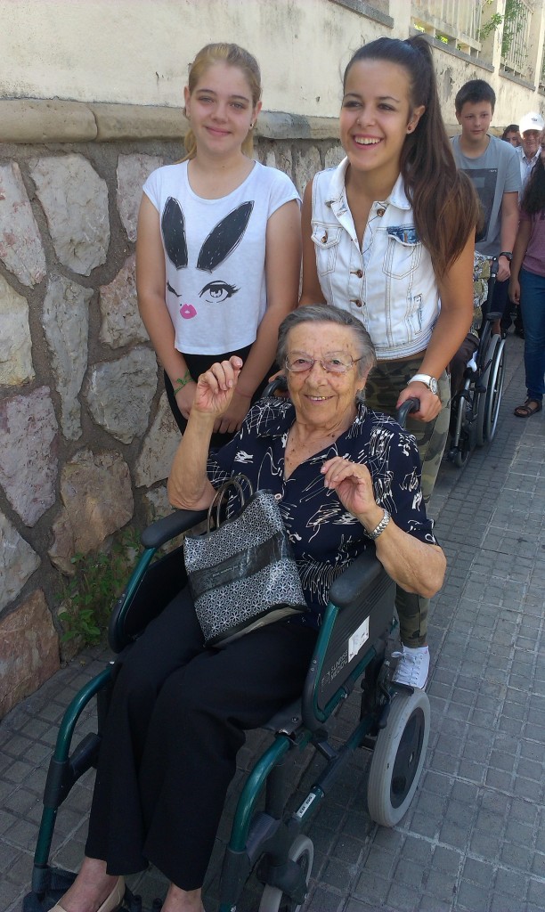 La Maria, resident de La Llar Fundació de Terrassa i dues joves d'IES del Carme de Terrassa.